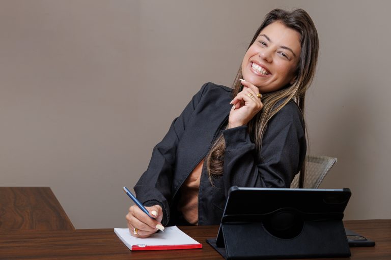 Retrato corporativo feminino com expressão natural e profissional